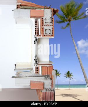 Fassade Wand Querschnitt der Ziegel Blöcke Fenster Struktur Dach und Boden Platte in tropischen Strand Stockfoto