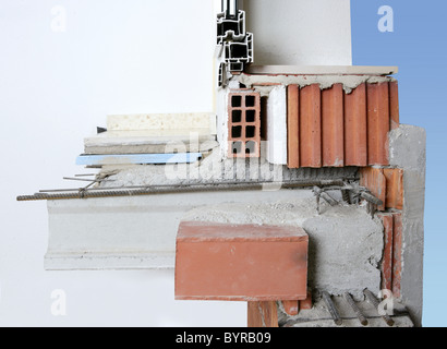 Fassade Wand Querschnitt durch Ziegel Blöcke Fenster Stahlbeton Geschossdecke Stockfoto