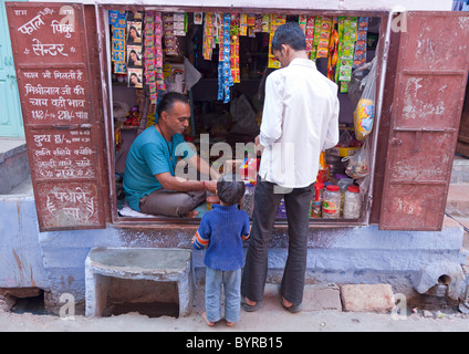 Indien, Rajasthan, Jodhpur typischen kleinen Strassenlokal Stockfoto