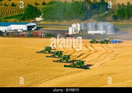 4 John Deere verbindet Ernte Weizen im Tandem in der Nähe von Hof Shop und Wartung / in der Nähe von Pullman, Washington, USA. Stockfoto