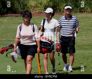 15 Jahre ist alte Michelle Wie Vater BJ im Turtle Bay Resort in Kahuku, Hawaii und ihre Mutter Bo flankiert. Stockfoto