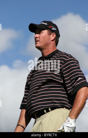 Amerikanischen PGA Golfer Todd Hamilton ist während einer Proberunde vor der 2005 Sony Open In Hawaii auf ein Fairway suchen. Stockfoto