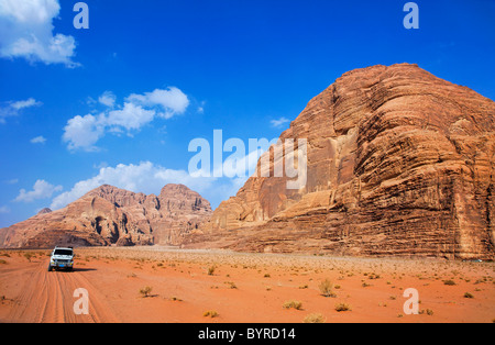 Desert Safari in Allradfahrzeugen im Wadi Rum, Jordanien Stockfoto