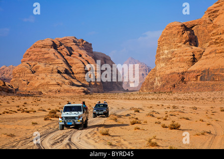 Desert Safari in Allradfahrzeugen im Wadi Rum, Jordanien Stockfoto