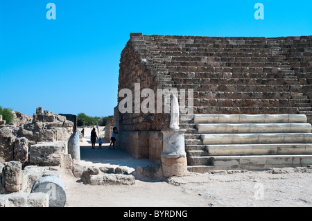 Römische Ruinen in der antiken Stadt Salamis in Nordzypern. Statue und Treppen des Amphitheaters Stockfoto