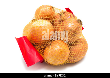 Zwiebeln, die Verpackung im Netz. Isoliert auf weißem Hintergrund Stockfoto