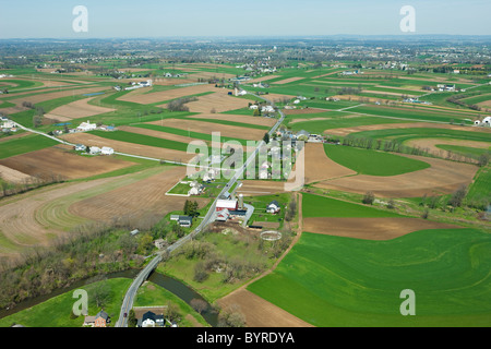 Landwirtschaft - Luftbild von Gehöften und landwirtschaftlichen Flächen in Mitte Frühling / in der Nähe von Lancaster, Pennsylvania, USA. Stockfoto