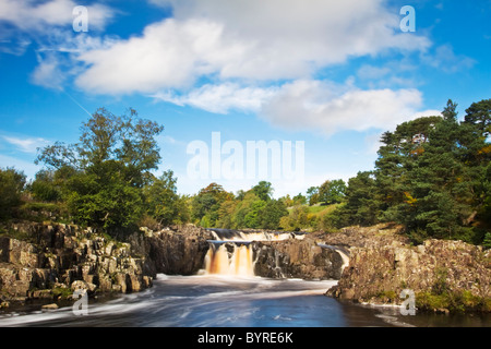 Low Force Wasserfall auf dem River Tees in der Nähe der Ortschaft Bowlees, Teesdale, County Durham, England Stockfoto