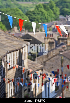 Bunting-Flug über die Straßen von Haworth während ein Wochenende Sommerfest, Yorkshire, England Stockfoto