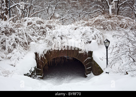 Nach einem großen Schneesturm in den frühen Morgenstunden im Central Park Trefoil arch Stockfoto