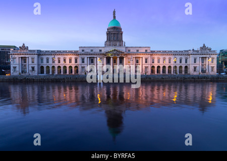 Das Custom House in Dublin in der Nacht beobachtet über den Fluss Liffey Stockfoto