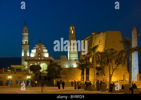 Aegypten, Luxor, Moschee des Heiligen Abu el-Haggag Auf Dem Gelände des Luxor-Tempels, Dahinter Pylon des Luxor-Tempels Stockfoto