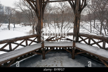 Nach Schneesturm im Central Park, rustikale Unterkunft Stockfoto