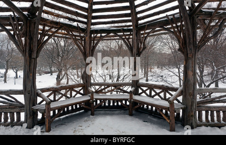 Nach Schneesturm im Central Park, rustikale Unterkunft Stockfoto