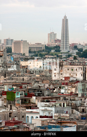 Kuba, Havanna. Die Dächer der Stadt bei Sonnenaufgang. Denkmal für Jose Marti erhebt sich in der Ferne. Stockfoto