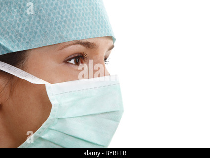 Porträt des Chirurges junge Frau trägt eine Maske. Stockfoto
