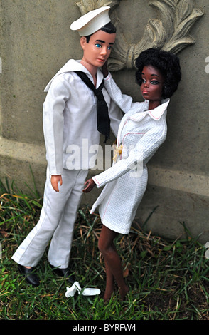 Vintage Barbie, Freund Ken Puppe. 1962 stellte mit Barbie Freund, Julia, 1971. Ken in Sailor & Julia tragen weiße 'n mit es. Stockfoto