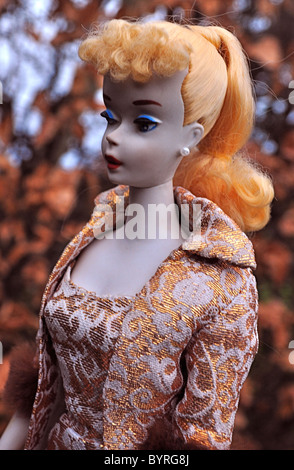 Jahrgang 1960 Nummer 3 Barbie Puppe in 1960 Abend Glanz Anzug #961 von Mattel Stockfoto