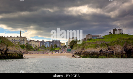 Graue Wolken über Tenby Stadt in Wales Großbritannien Stockfoto