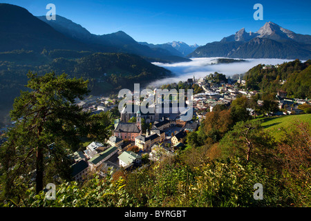 Die bayerischen Markt Stadt Berchtesgaden mit Nebel im Herbst, Oberbayern, Deutschland Stockfoto