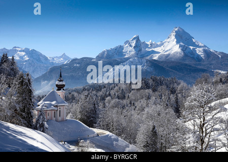 Wallfahrtskirche Maria Gern im Winter mit dem Watzmann-massiv im Hintergrund. Berchtesgaden, Oberbayern, Deutschland. Stockfoto