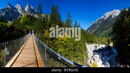 Eine Hängebrücke überquert das Tal Klausbachtal im Nationalpark Berchtesgaden, Oberbayern, Deutschland. Stockfoto