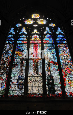 Das Westfenster in St Einkaufsmöglichkeiten Kirche, Ely Platz in London Stockfoto