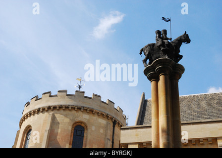 Eine Statue von zwei Ritter auf einem Pferd, das Emblem der Templer, außerhalb Temple Church in London Stockfoto