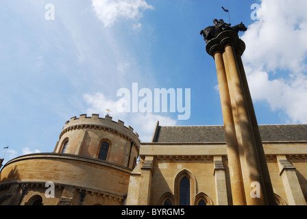 Eine Statue von zwei Ritter auf einem Pferd, das Emblem der Templer, außerhalb Temple Church in London Stockfoto