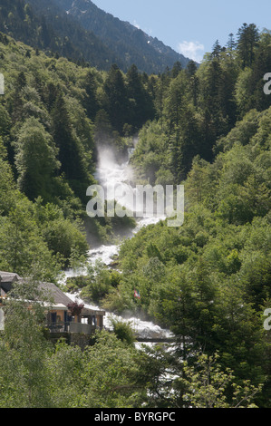 Cascade du lutour nach starkem Regen im oberen Dorf von cauterets. oberen Steg ist Teil des Gr 10 Pyrenäen Fußweg Stockfoto