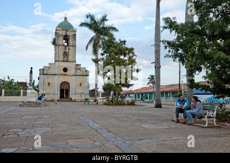 Kuba, Pinar Del Rio Region, Viñales (Vinales) Town Plaza und Kirche. Stockfoto