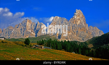 Die Rolle-Pass (Italienisch: Passo Rolle) (1989 m) ist ein hoher Gebirgspass in der Provinz Trient in Italien. Stockfoto