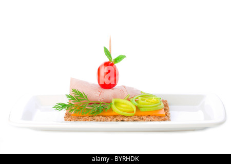 wenig Kalorien Sandwich gemacht von Knäckebrot Schinken Käse und Tomaten Stockfoto