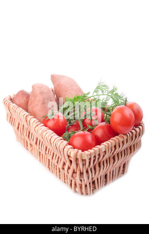 hölzerne Korb mit frischen rohen Kartoffeln Tomaten und Karotten Stockfoto