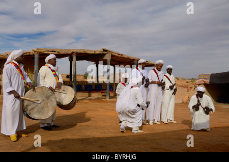 Gruppe von Gnawa-Musiker in weißen Gewändern zu Krakeb und Trommel afrikanischen Musik in Khemliya Dorf Marokko Nordafrika Stockfoto