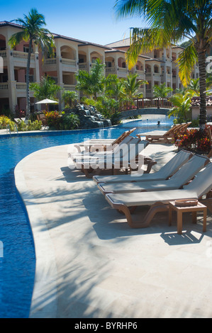 Moderne touristische Entwicklung von Wohnungen und Schwimmbäder am westlichen Ende der Insel Roatan, Honduras, Mittelamerika. Stockfoto