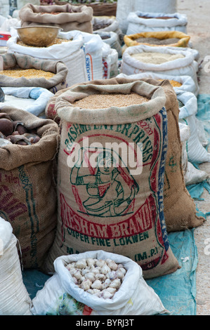 Säcke Weizen Getreide und getrocknete Erzeugnisse auf einem indischen Markt. Andhra Pradesh, Indien Stockfoto