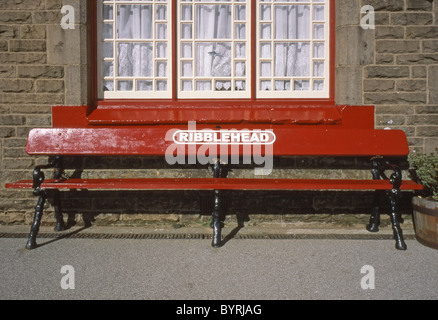 Rote Sitzbank an Ribblehead-Station auf der Settle Carlisle Eisenbahnlinie, Yorkshire, England. Stockfoto