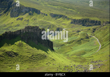 Kurven und steilen hügeligen Straße überqueren die Trotternish Ridge in der Nähe der Quiraing, Isle Of Skye, Schottland Stockfoto