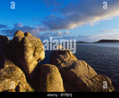 Auf der Insel Tresco, Scilly Isles, Großbritannien. Ein abendlicher Blick vom Hafen von New Grimsby auf die Insel Bryher Stockfoto