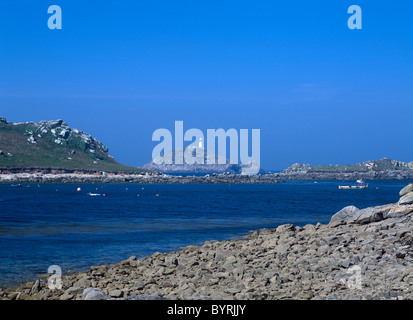 Blick vom Tresco, Scilly-Inseln, über die Insel von St. Helens zum Round Island Leuchtturm Stockfoto