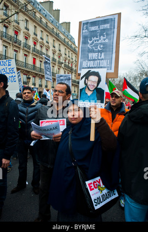 Paris, Frankreich, ägyptische Demonstranten protestieren gegen Hosni Mubarak, draußen, Holding Foto Opfer getötet Demonstrator, Arabischer Frühling, Demonstrator weiblich, arabischer Frühling, Politik Stockfoto