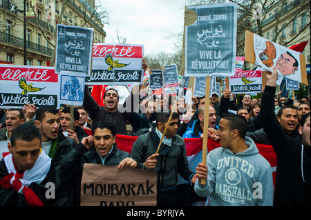 Paris, Frankreich, ägyptische Demonstranten, die gegen Hosni Mubarak protestieren, vor der „arabischen Frühling“-Menschenmenge, die Protestschilder hält und auf der Straße, dem arabischen Frühling und der Politik schreit Stockfoto