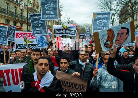 Paris, Frankreich, ägyptische Demonstranten, die gegen Hosni Mubarak protestieren, draußen, Crowdszene, Protestschilder von Men Marching Holding, arabischer Frühling, Politik Stockfoto