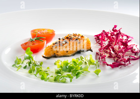 Salat Teller Frische gemischte Blätter Fisch Lachs geräuchert Lachs Praline Frieden Praline von Lachs Pfeffer gespickt Parmeggiano Tomate brokkoli Stockfoto