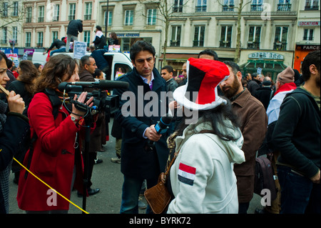 Paris, Frankreich, ägyptische Demonstranten protestieren gegen 'Hosni Moubarak', Außen, Frankreich 24 TV News Crew Interviews Medien Interview Stockfoto