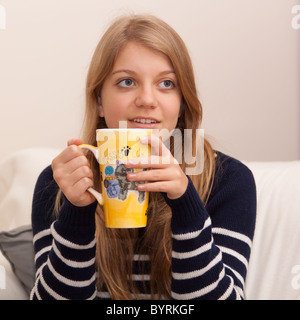 Mädchen trinken Heißgetränk Stockfoto