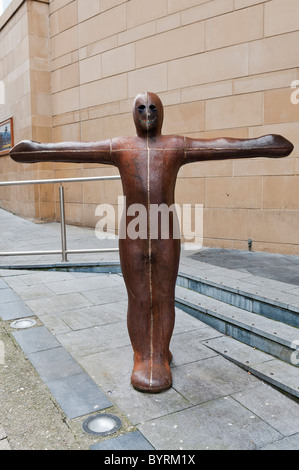 Stahlskulptur auf dem Millennium-Forum, Derry Stockfoto