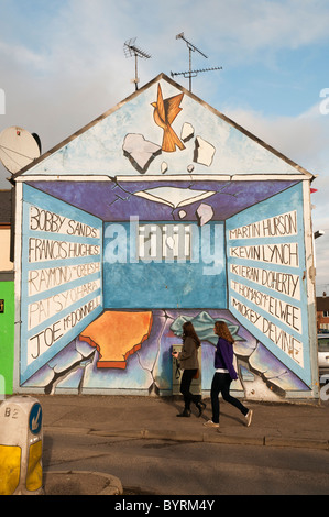 Zwei Frauen gehen vorbei an einem Wandbild zur Erinnerung an die Hungerstreikenden, Derry Stockfoto