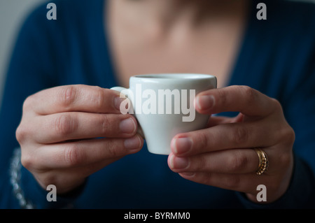 Nahaufnahme einer Frau mit Espresso in ihren Händen Stockfoto